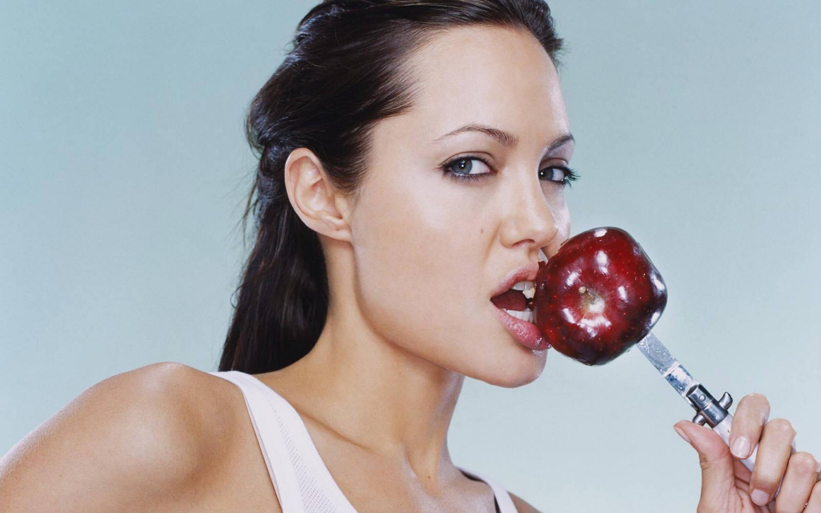 Обои Angelina Jolie и яблоко 1680x1050