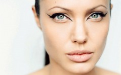 Angelina Jolie  / 1600x1200