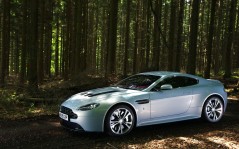 Aston Martin V12 Vantage / 1920x1200