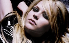 Avril Lavigne лежит / 1280x1024