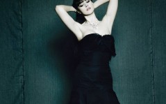 Черная Monica Bellucci с ожерельем / 1024x768