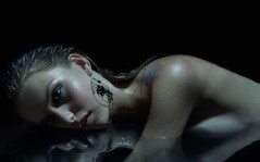 Девушка в воде, мокрые плечи и томный взгляд / 1280x1024