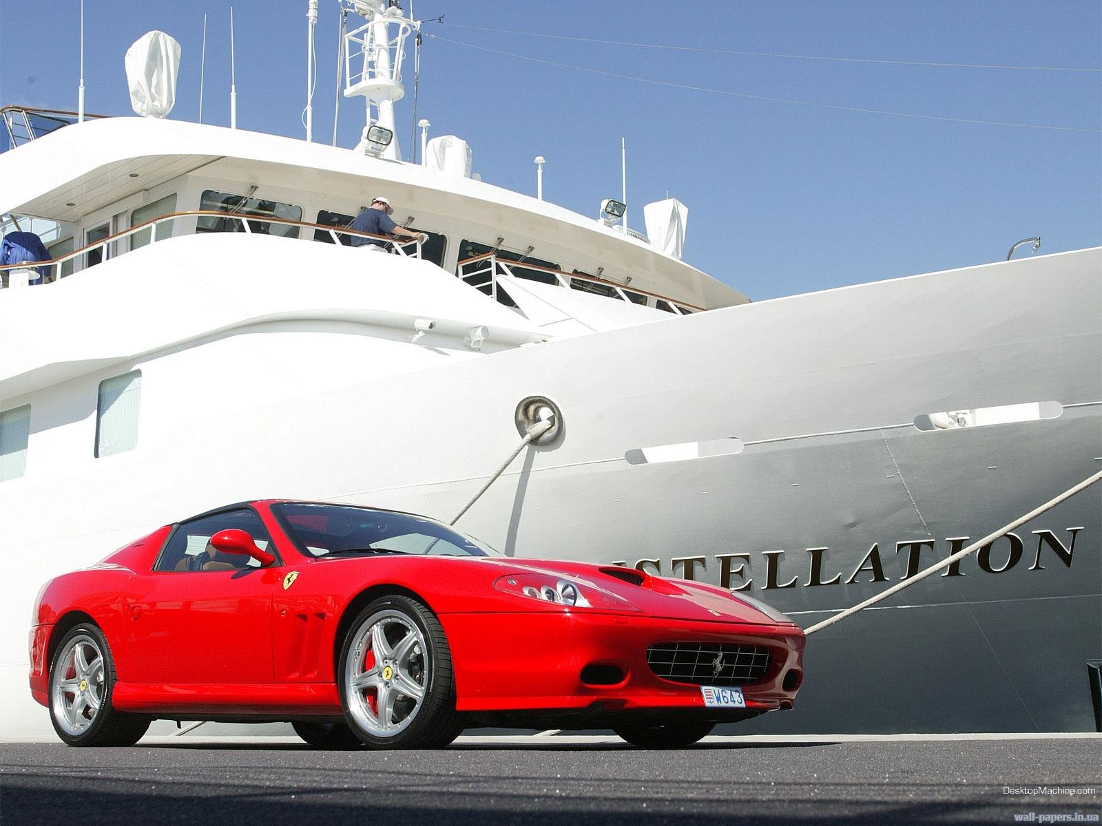 Обои Ferrari рядом с кораблем 1600x1200