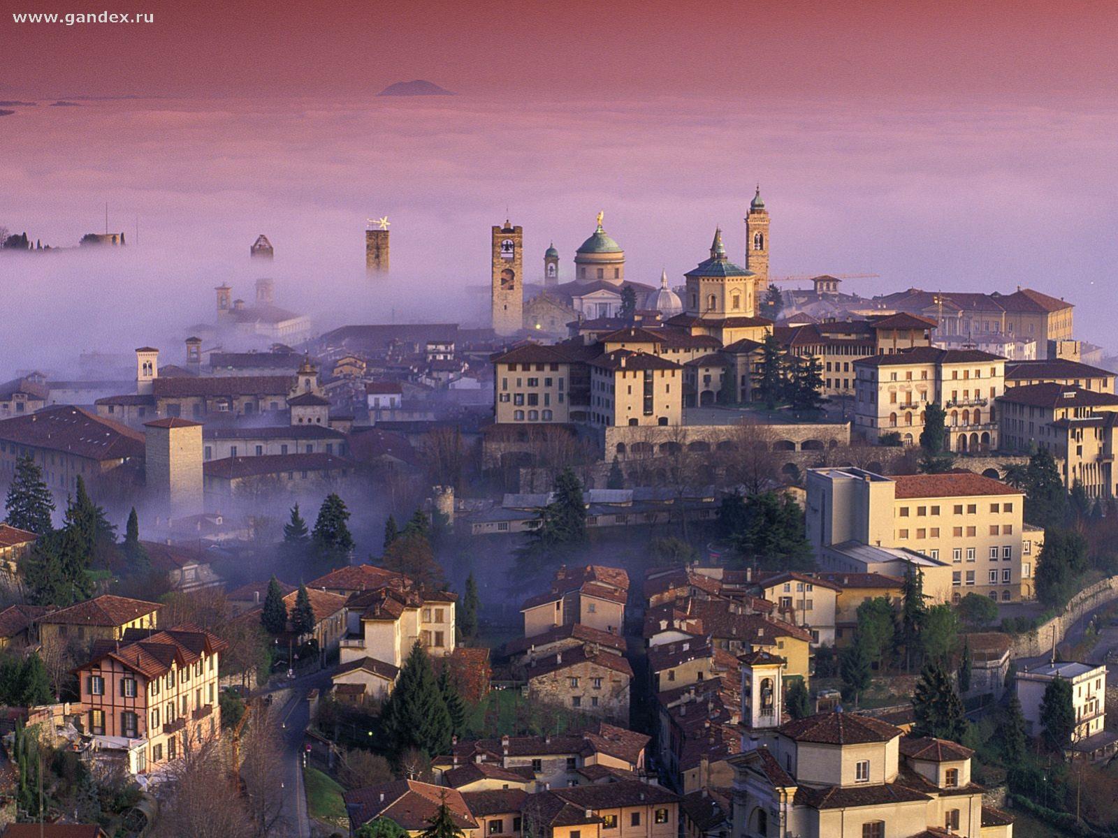 Обои Город Бергамо в Италии с высоты птичьего полёта - для рабочего стола 1600x1200