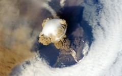 Извержение вулкана. Вид из космоса / 1920x1200
