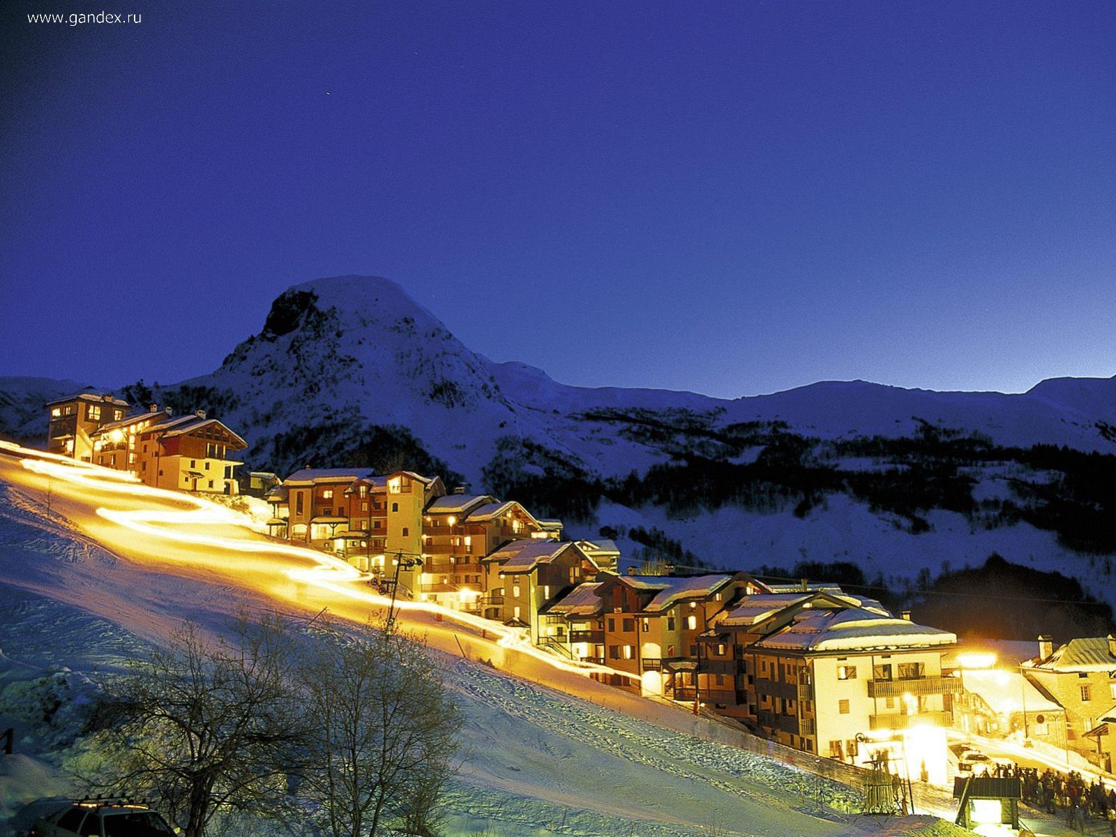 Обои Курорт и лыжная трасса во Франции, ночные и яркие для рабочего стола 1600x1200