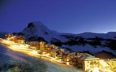 Курорт и лыжная трасса во Франции, ночные и яркие для рабочего стола / 1600x1200