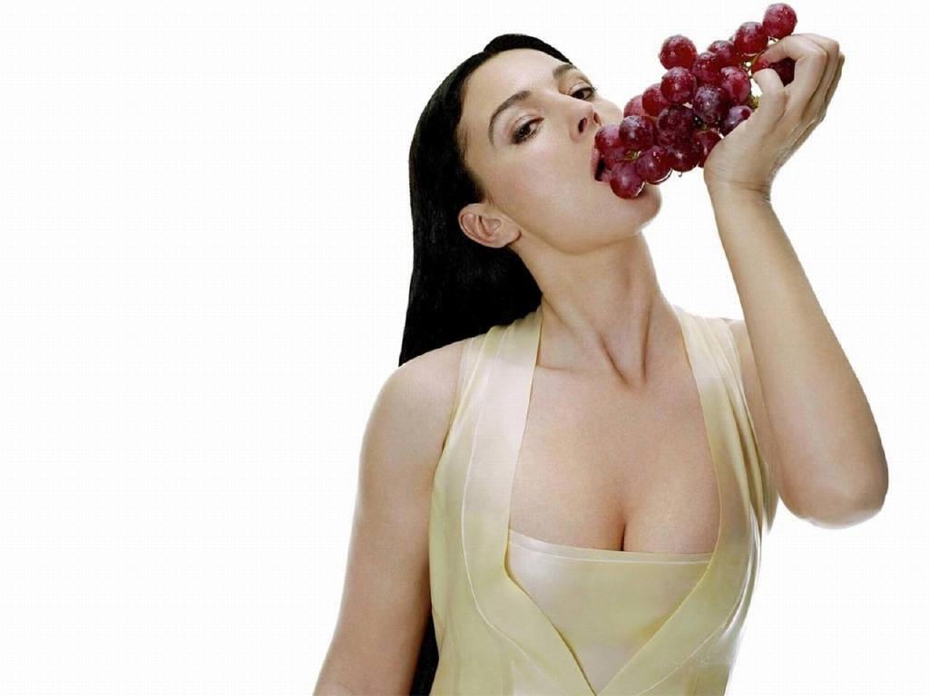 Обои Monica Belluci с виноградом 1024x768