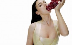 Monica Belluci с виноградом / 1024x768