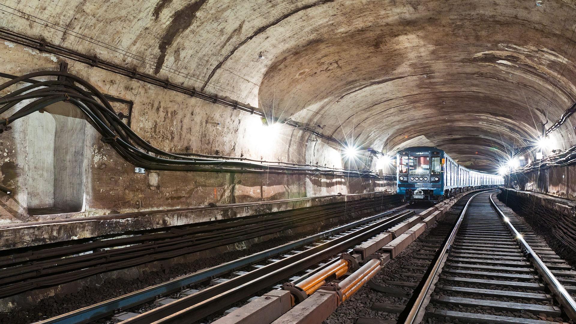 Обои Московская подземка, метрополитен, поезд в тоннеле 1920x1080