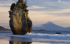 Sea Stack and Mount Taranaki, New Zealand / 1600x1200
