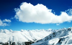 Снежные склоны под облаками / 1600x1200