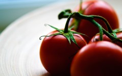 Сочные мясистые помидоры на тарелке - / 2560x1600