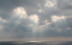 Солнечные лучи над океаном / 1440x900