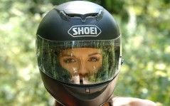 Спортивные – девушка в мотоциклетной каске / 1680x1050