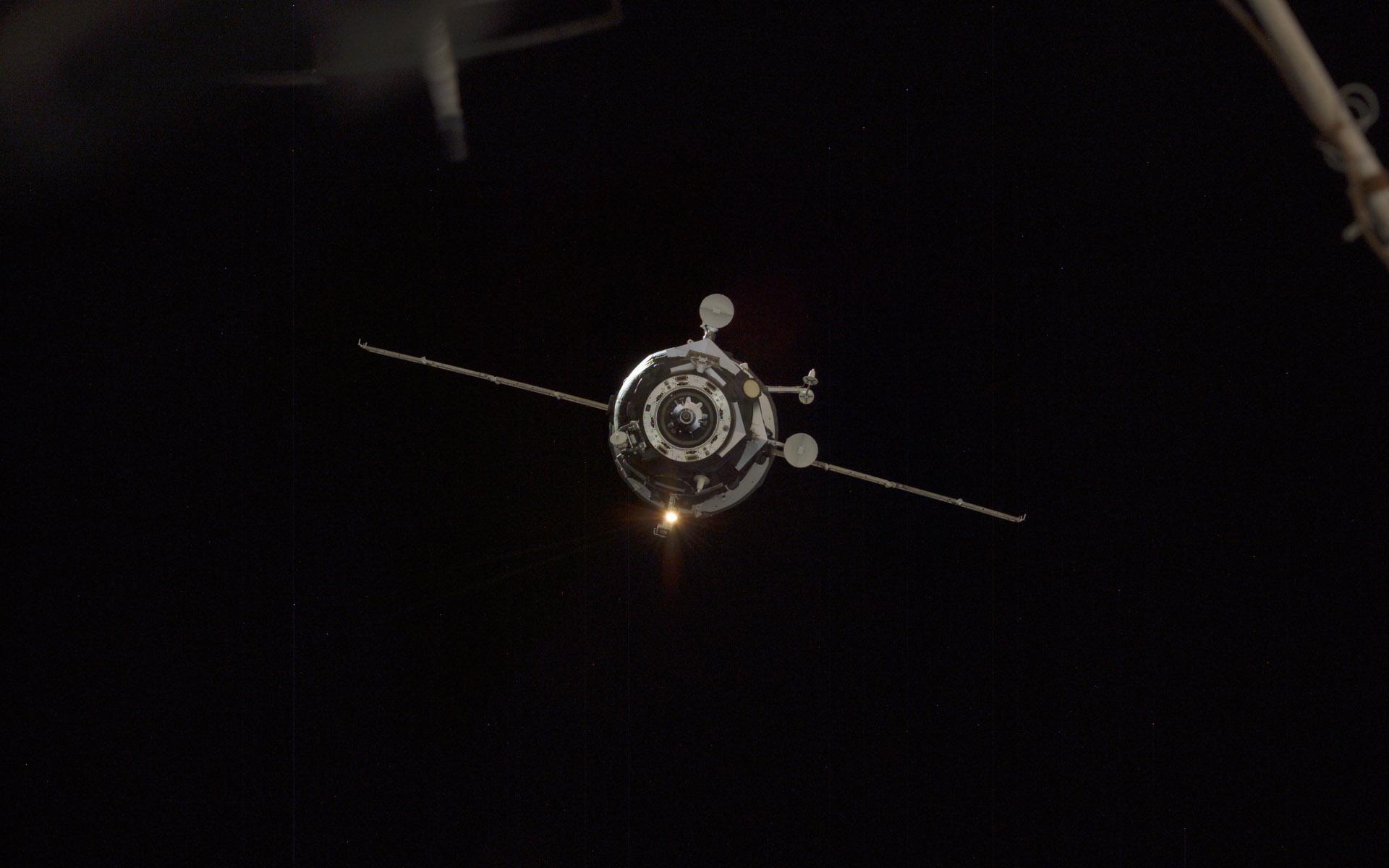 Обои Спутник в открытом космосе 1920x1200