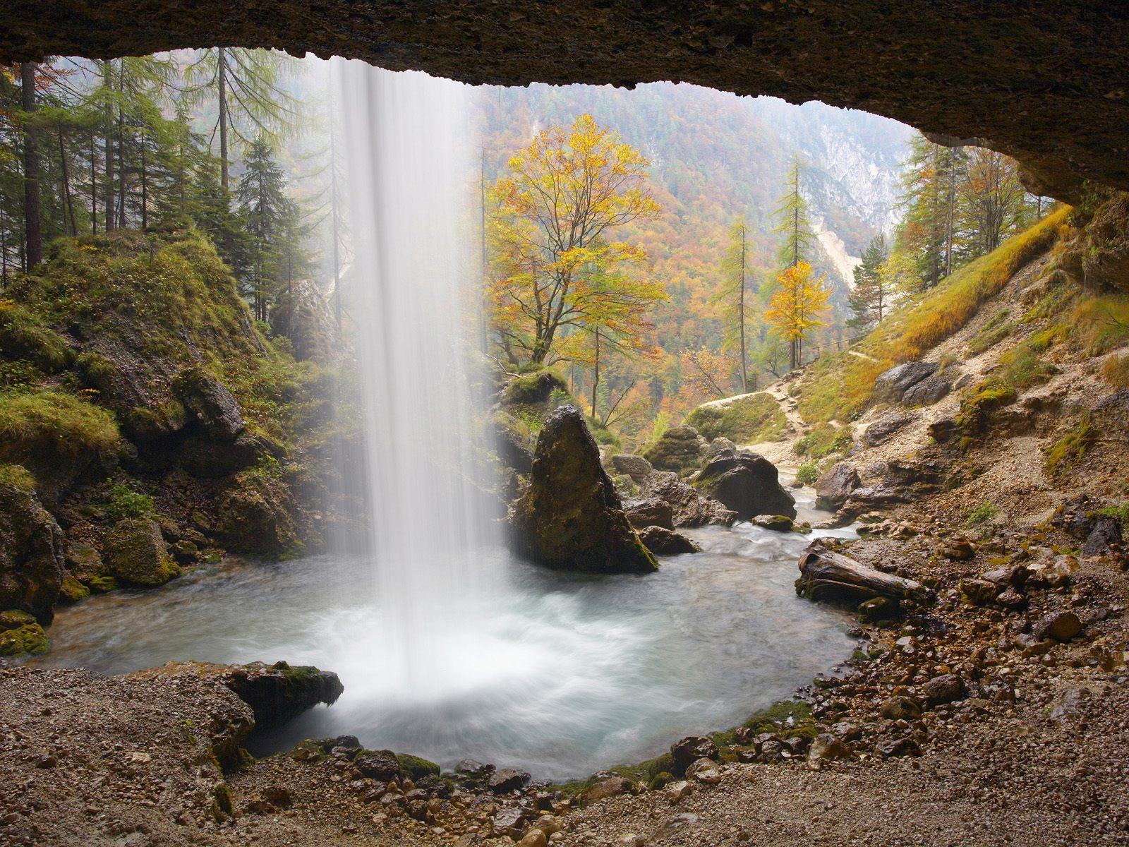 Обои Водопад над пещерой 1600x1200