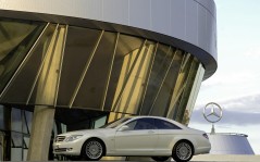 White Mercedes-Benz CL Class Museum / 1600x1200