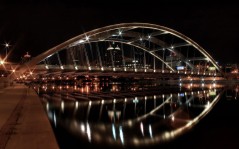 Ярко освещенный мост поздней ночью / 1440x900