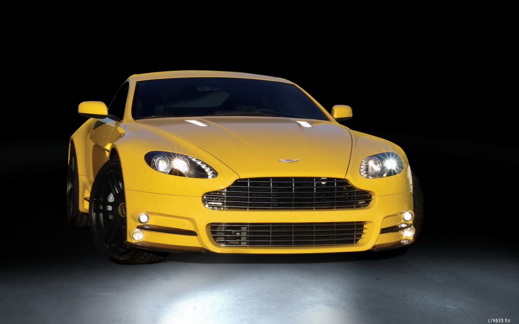 Обои Желтый Aston Martin 1680x1050