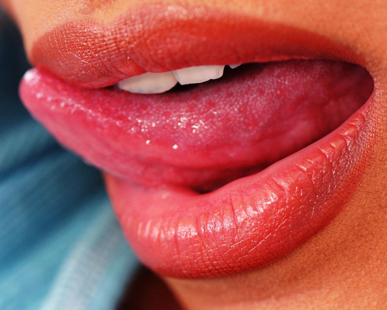 Обои Женские губы и язык, макро-фото 1280x1024