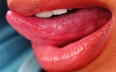 Женские губы и язык, макро-фото / 1280x1024